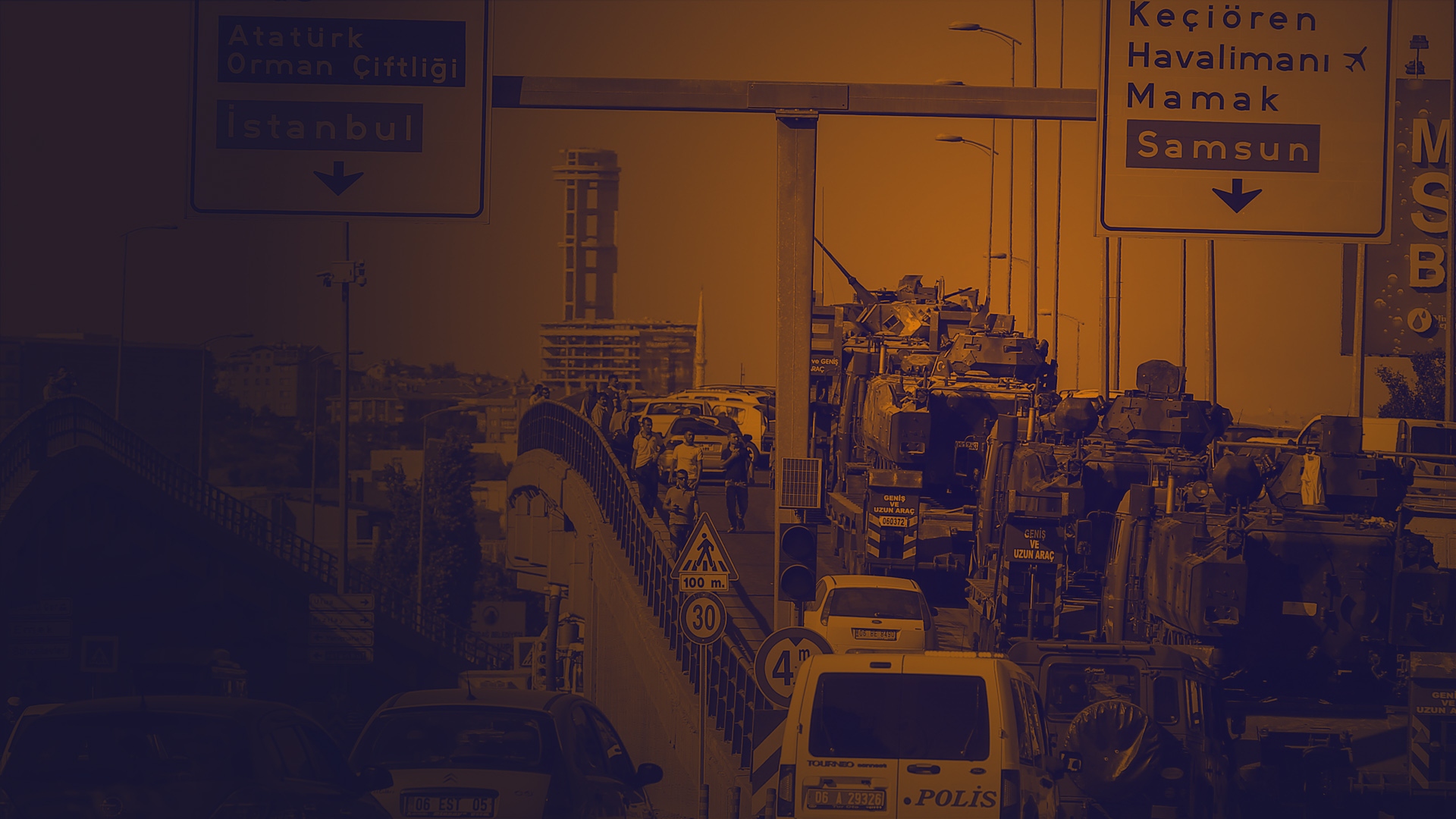 Ankara Emniyet Müdürlüğünün bahçesindeki tanklar, askeri tırlarla kışlaya çekildi