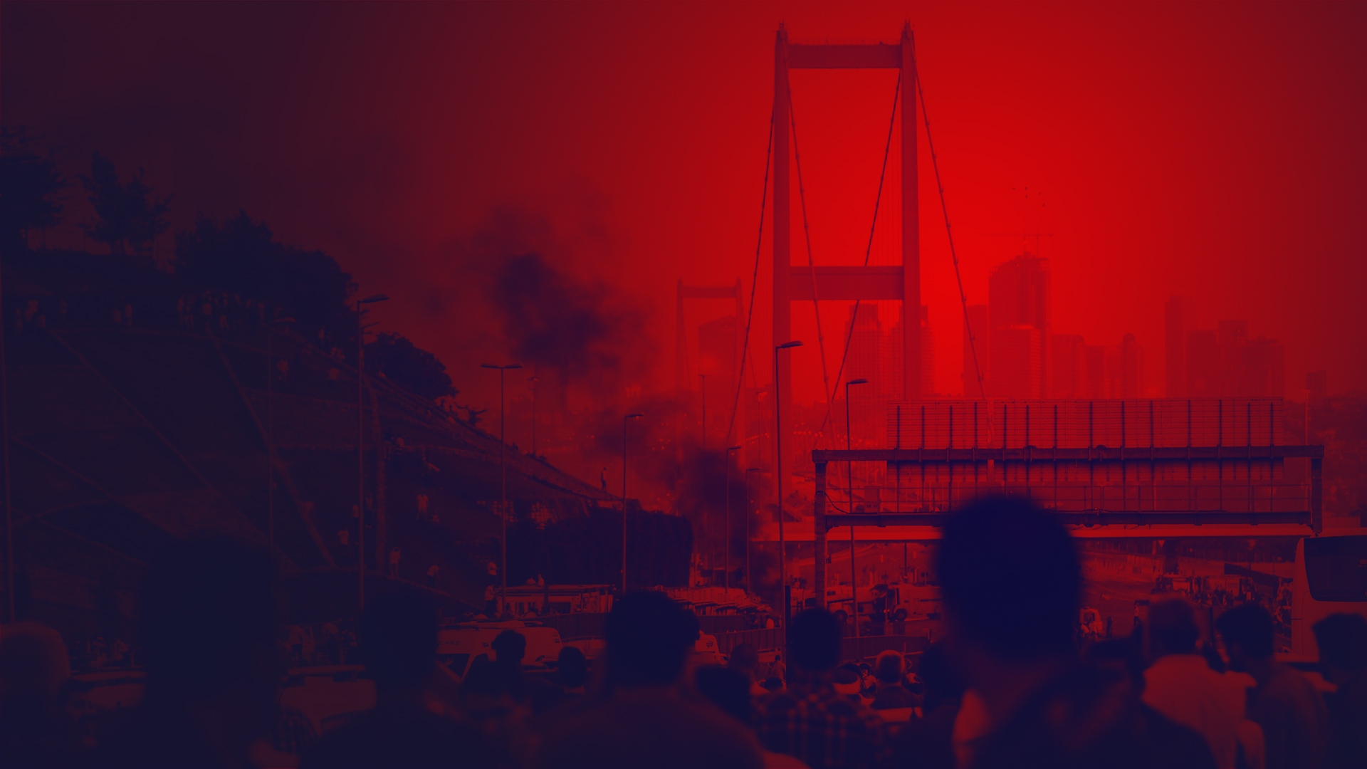 Darbeciler Boğaziçi Köprüsü'nde halkın ve polisin üzerine doğru top atışı yaptı