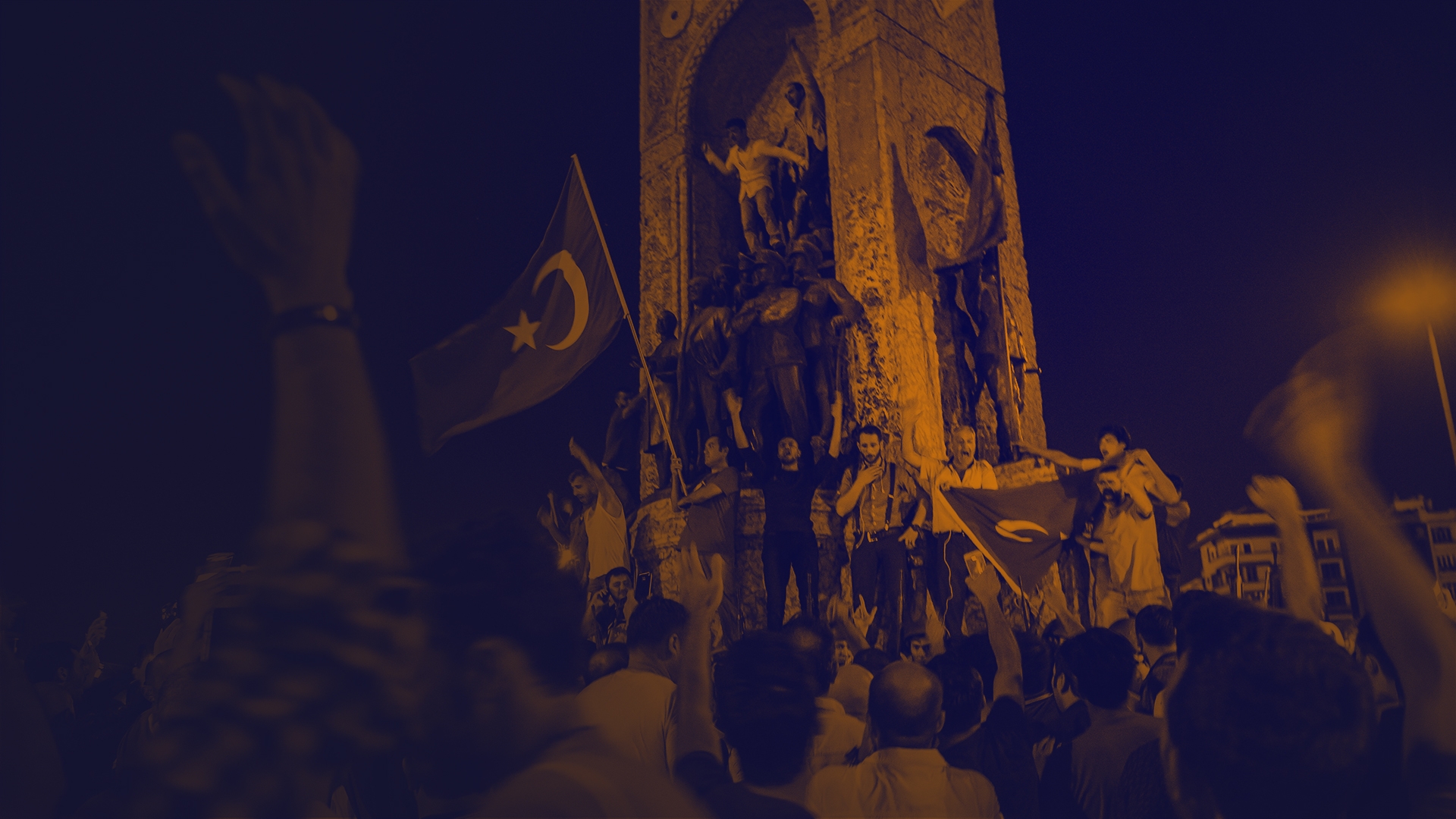 Taksim Meydanı'na giren askerler Taksim Cumhuriyet Anıtı çevresini sarmaya başladı